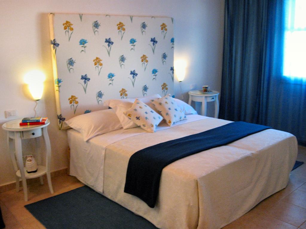 Hotel La Jacaranda SantʼAntìoco Pokoj fotografie