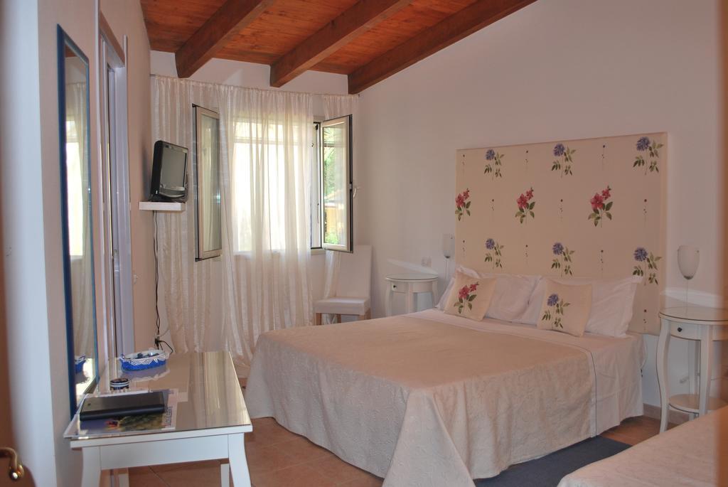 Hotel La Jacaranda SantʼAntìoco Pokoj fotografie
